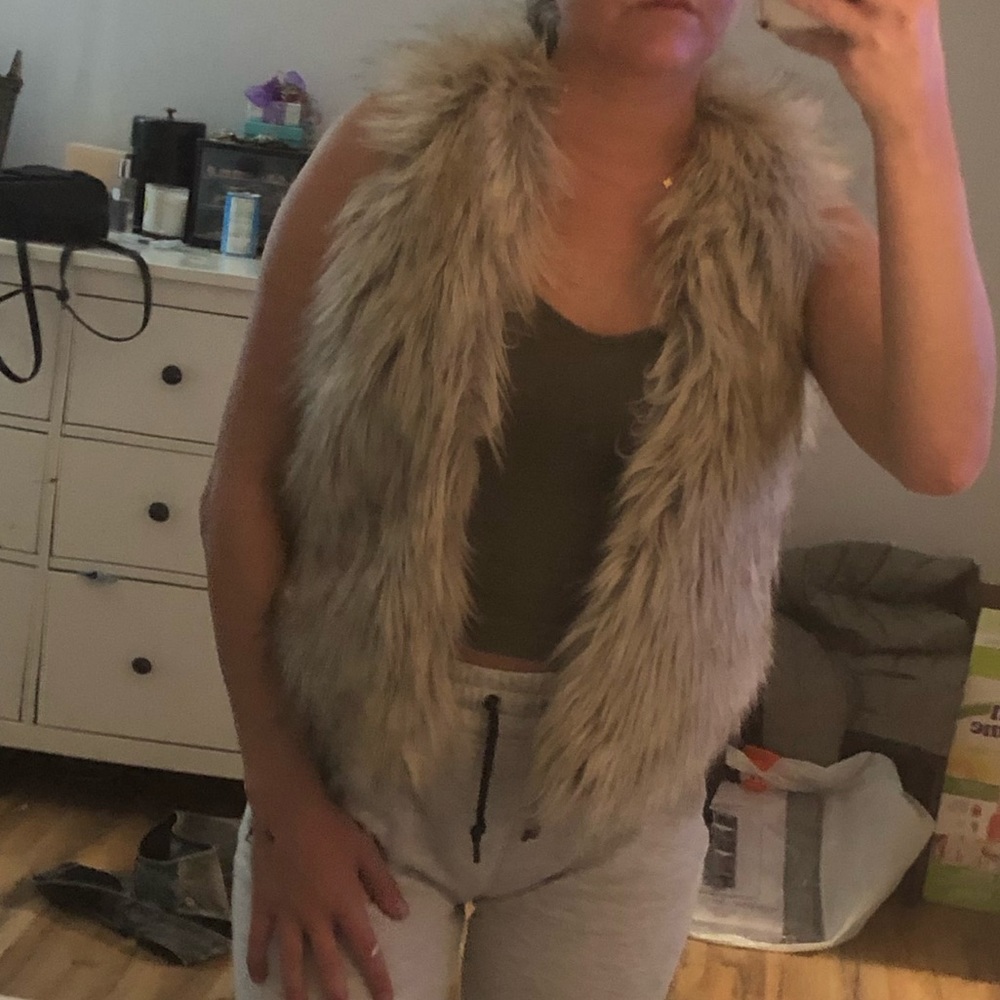 HP⚡️Abercrombie fur vest - Picture 6 of 7